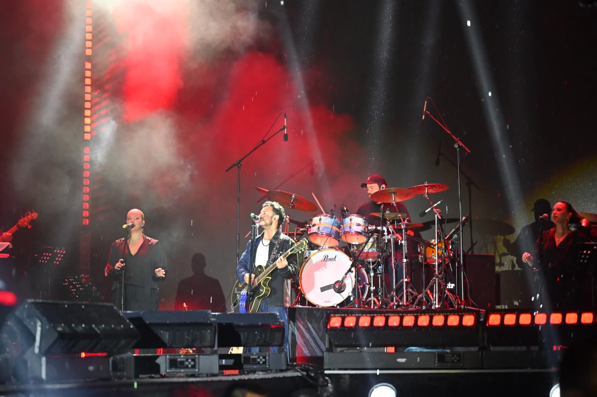 Buray G&uuml;&ccedil;l&uuml; Performansıyla Unutulmaz Bir Gece Yaşattı!