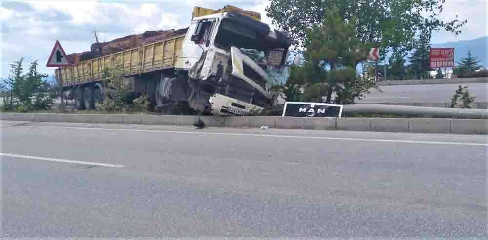Burdur'da aydınlatma direğine çarpan tırı kullandığı öne sürülen çocuk yaralandı