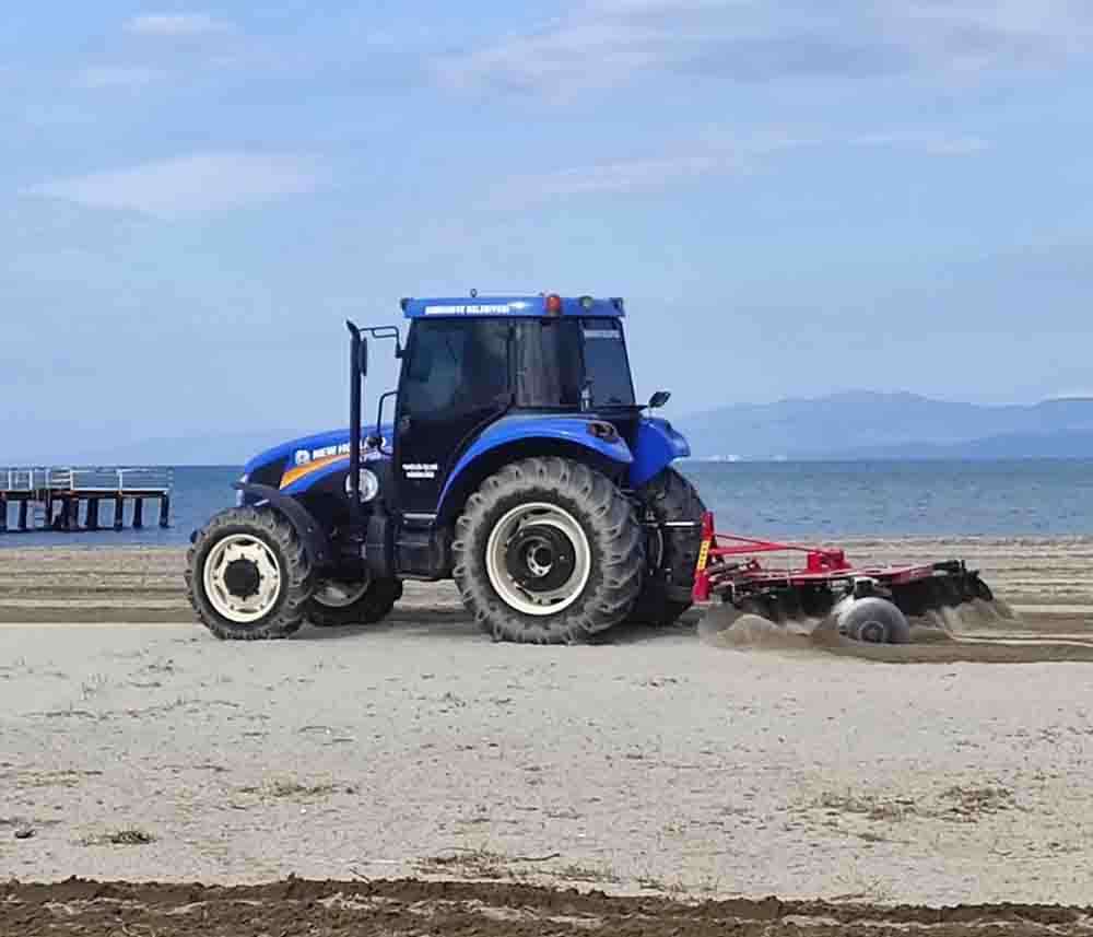 Burhaniye Belediyesi kumsal düzenleme çalışmalarına başladı.