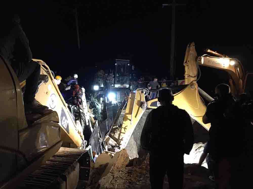 Bursa'da altyapı çalışmaları sırasında 2 işçi göçük altında kaldı