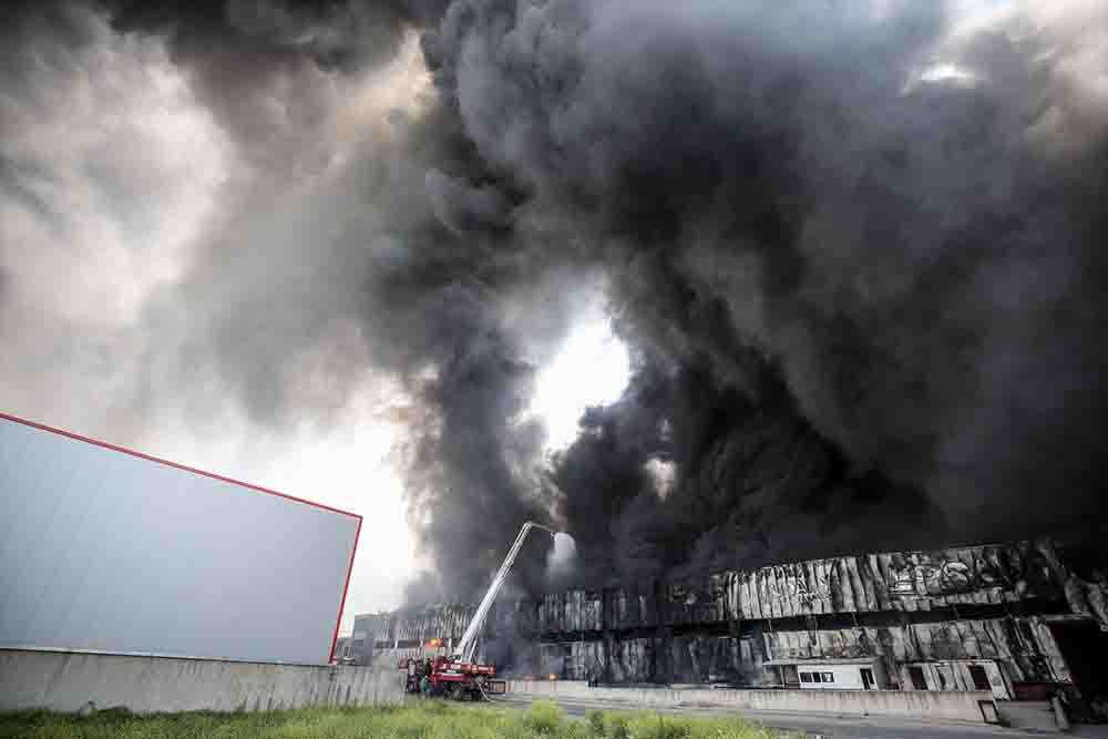 Bursa'da fabrikada çıkan yangına müdahale ediliyor
