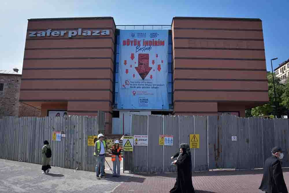 Bursa'da Tarihi Çarşı ve Hanlar Bölgesi'ndeki son bina yıkılıyor