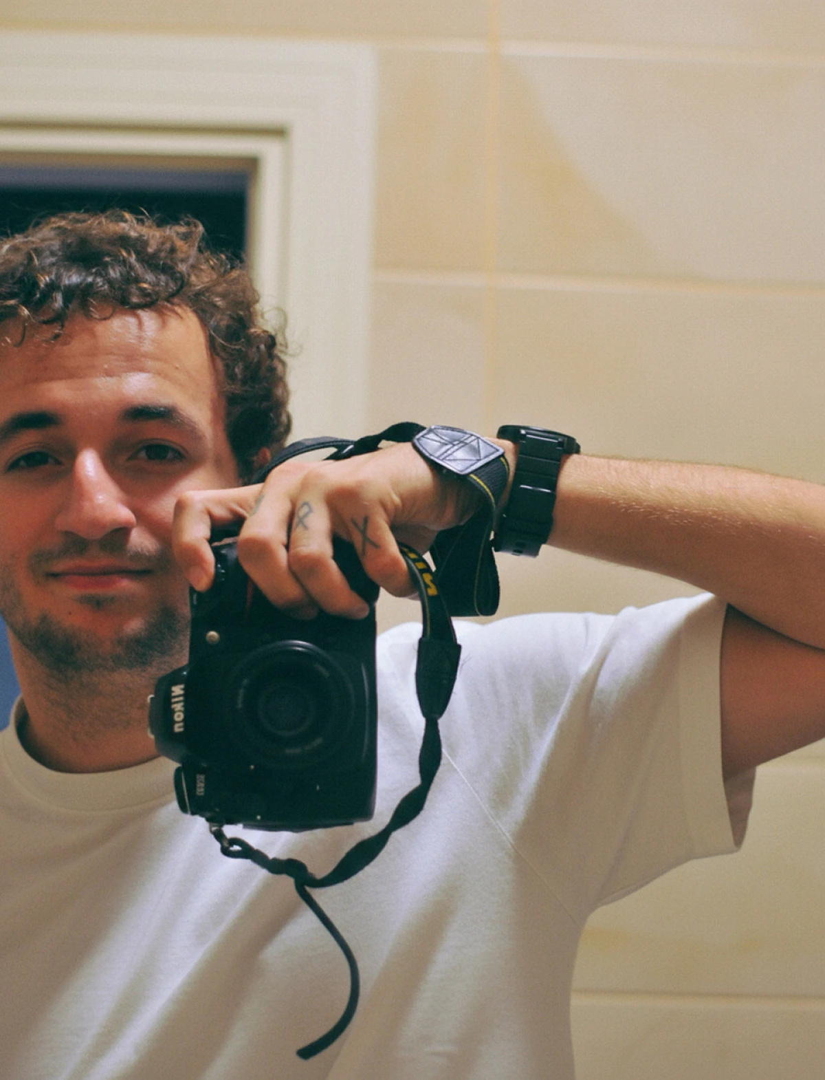 Can Sancaklı’nın İlk Romanı “Saatler Sonra” Yabancı Şehirde Filizlenen Bir Aşkı Anlatıyor