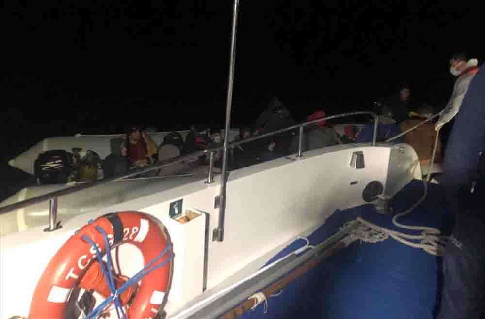 Çanakkale açıklarında lastik bottaki 35 düzensiz göçmen karaya çıkarıldı 