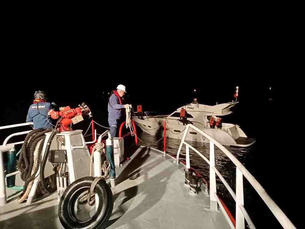 Çanakkale Boğazı'nda makine arızası yapan tekne KEGM ekiplerince kurtarıldı
