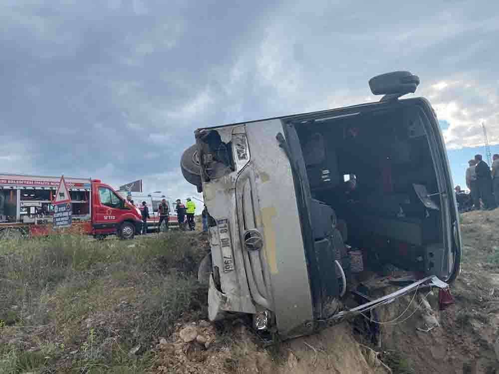 Çankırı'da işçi servisinin devrilmesi sonucu 18 kişi yaralandı