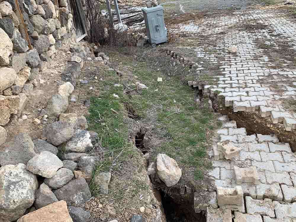 Çankırı'da toprak kayması sonucu bi ev zarara uğradı , 6 ev tahliye edildi