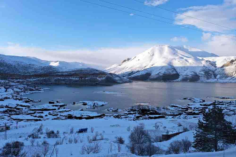 Çat Barajındaki  yüzen adalar  dondu 