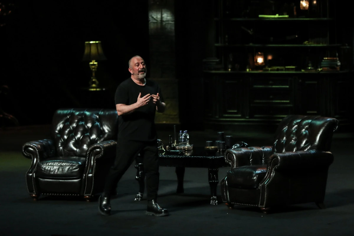 Cem Yılmaz   “CMXXIV” ile Sahnelere Veda Ediyor!