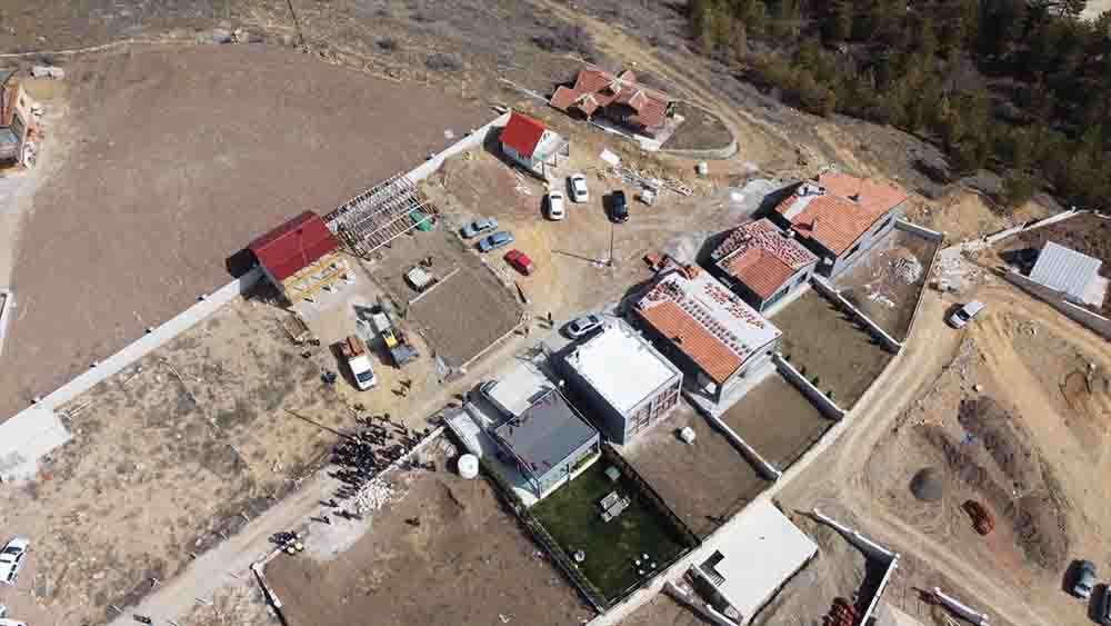 Çorum'da baraj havzasına yapılan kaçak yapılar için yıkım kararı verildi. 