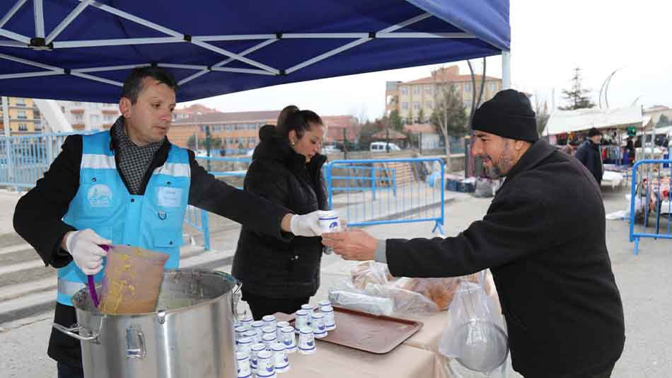 Çubuk Belediyesi pazarda vatandaşlara çorba dağıttı