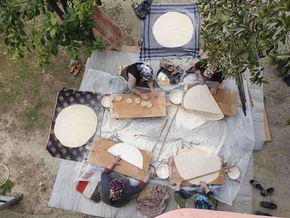 Çukurova'da kadınlar ramazana hazırlık yufka ekmeği yaptılar 