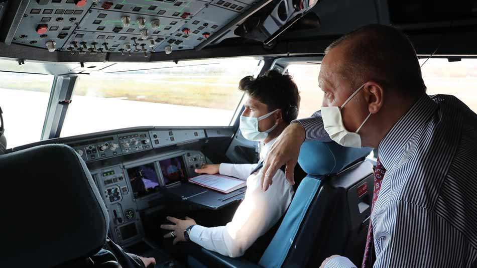 Cumhurbaşkanı Erdoğan, uçağının Tokat Yeni Havalimanı'na inişini kokpitten takip etti