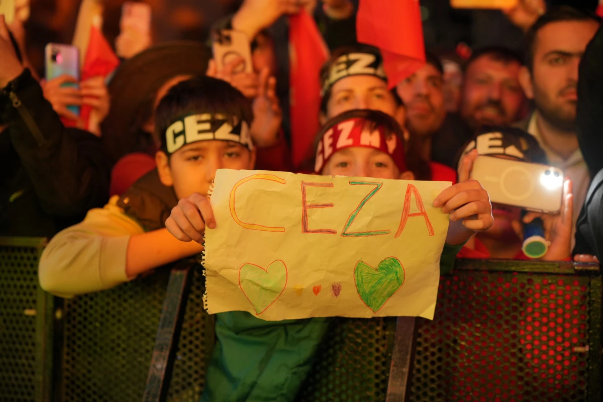 Cumhuriyet Bayramı&rsquo;nda Unutulmaz Gece: Ceza İzmir K&uuml;lt&uuml;r Yolu Festivali&rsquo;nde Sahne Aldı