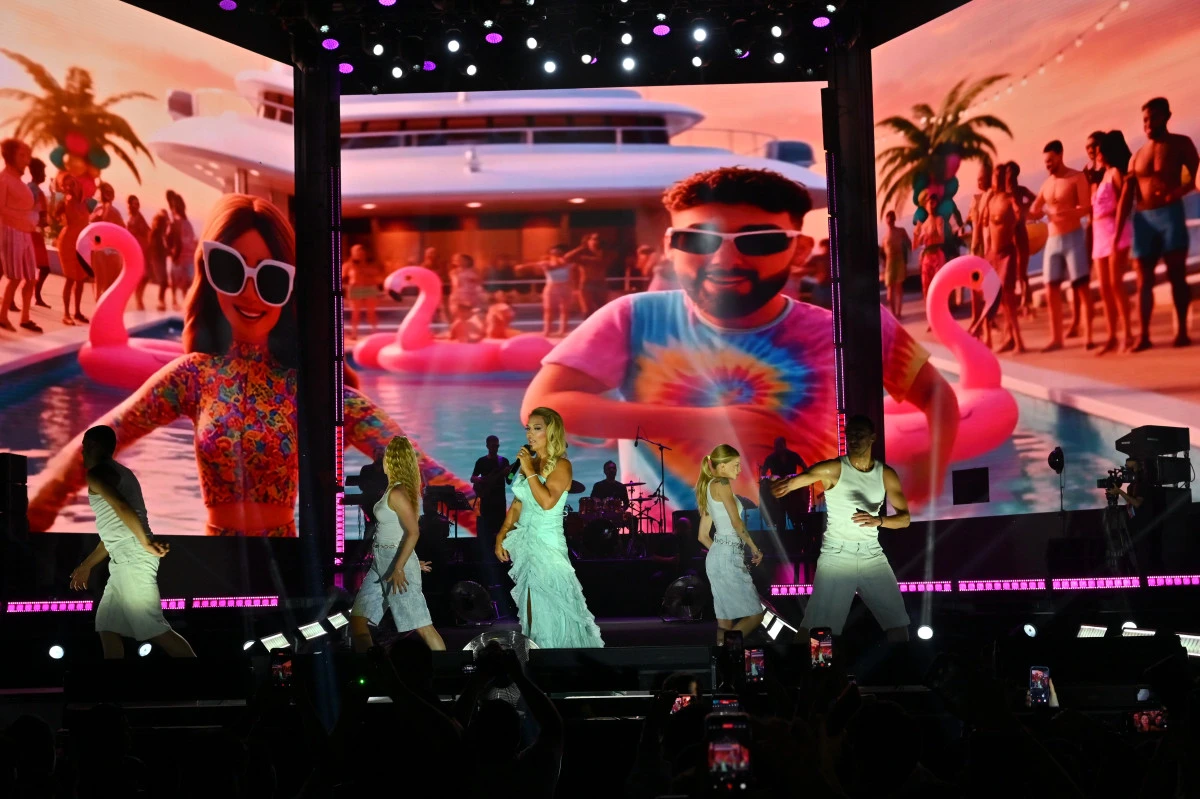 Demet Akalın'dan Sakarya'da Unutulmaz Konser