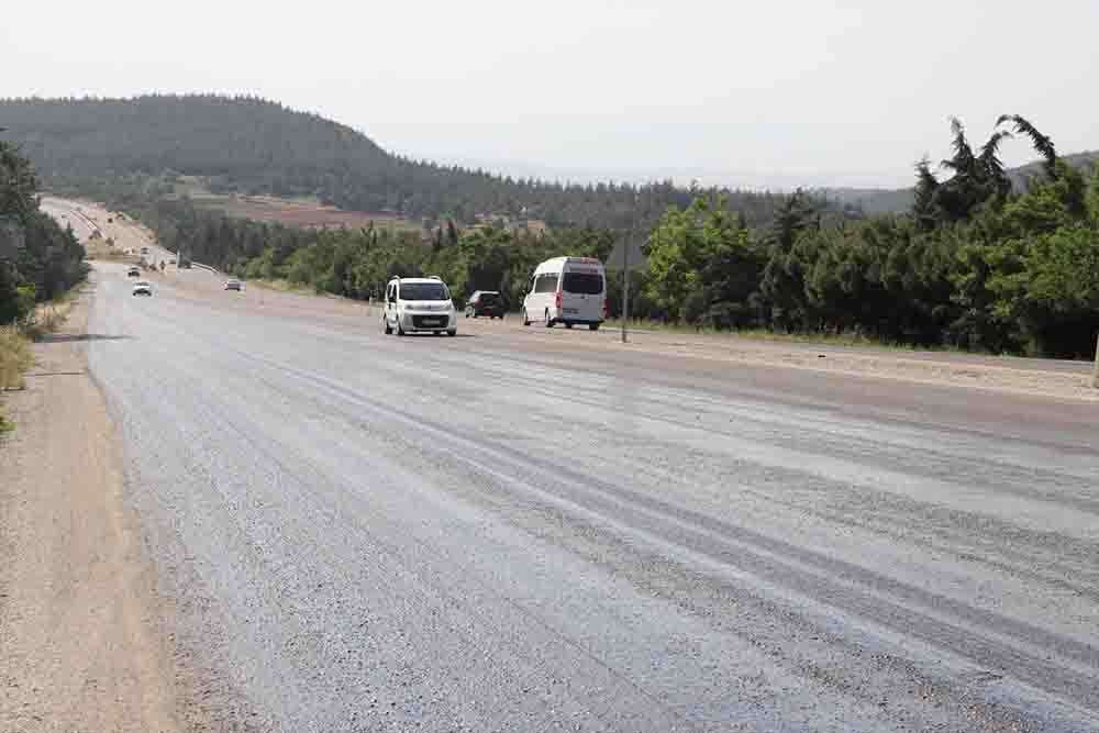 Denizli'de sıcak hava asfaltı eritti