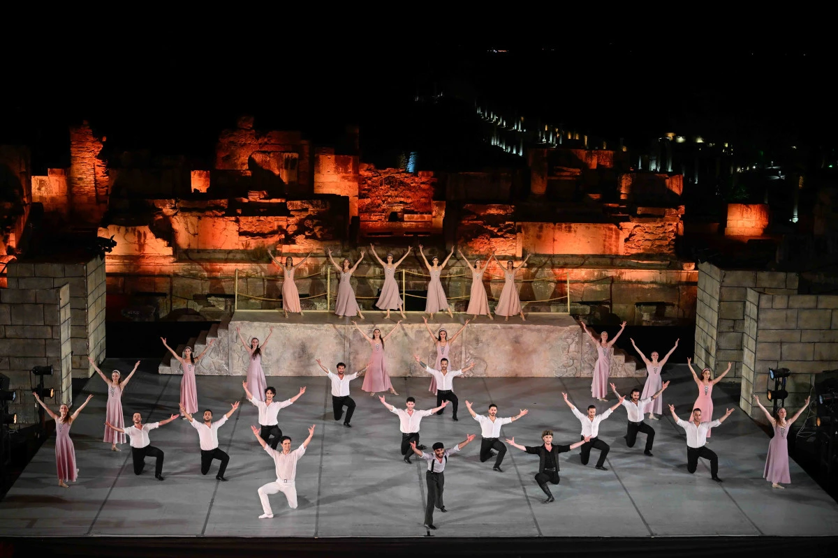 Dev Performans: Ankara Devlet Opera ve Balesi Efes'i B&uuml;y&uuml;ledi!