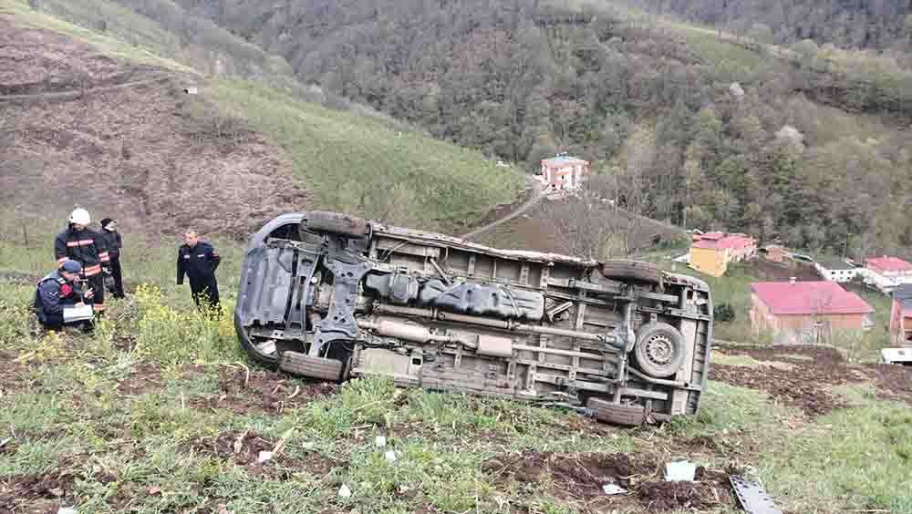 Diyaliz hastalarını taşıyan minibüsün şarampole yuvarlandığı kazada 4 kişi yaralandı