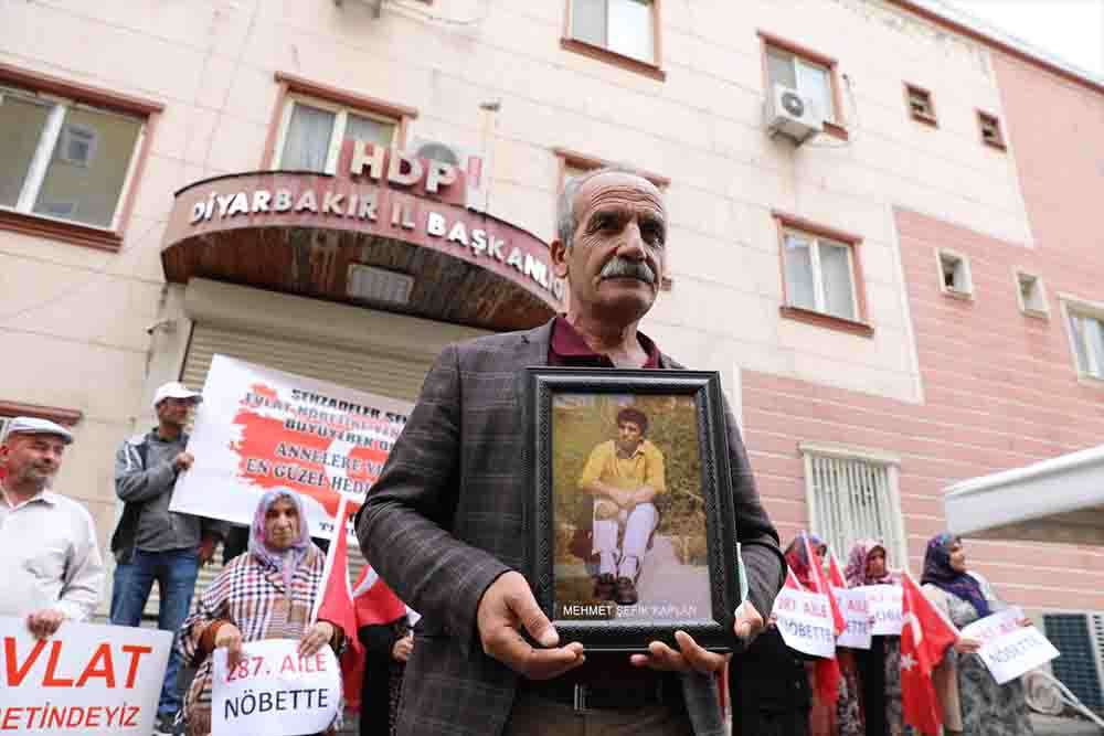 Diyarbakır annelerinin oturma eylemine bir aile daha katıldı