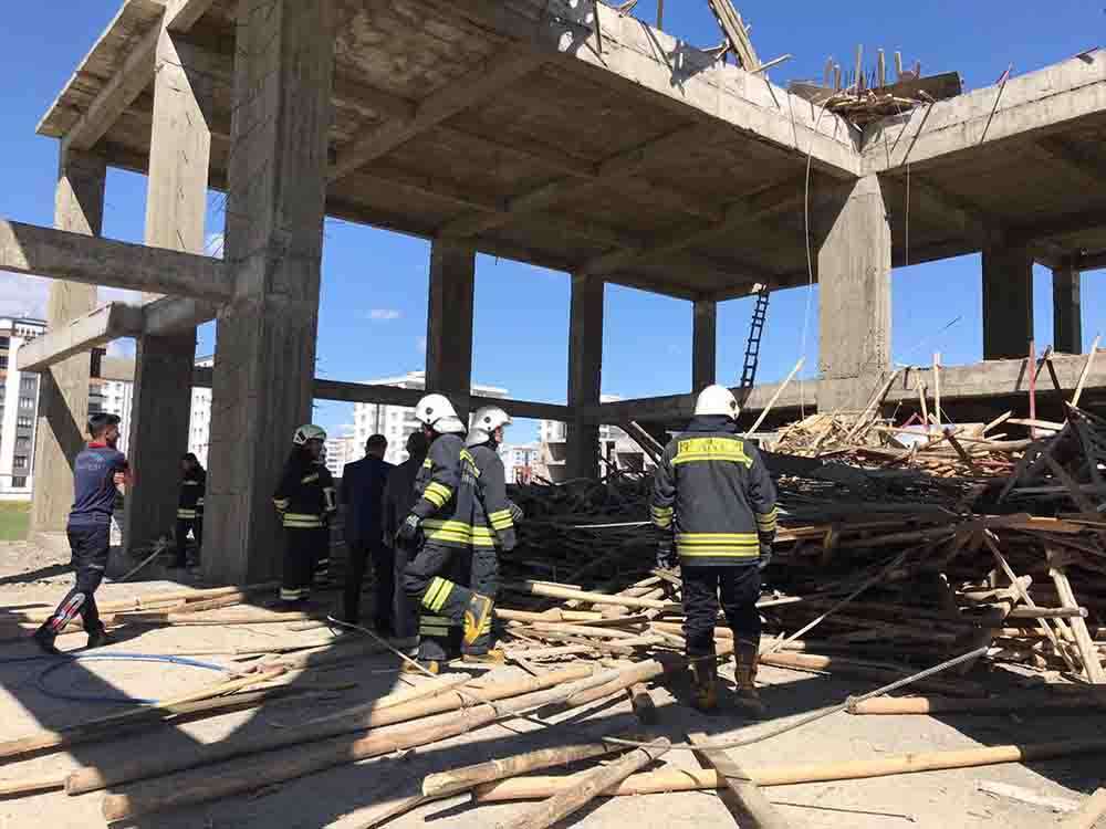 Diyarbakır'da bir inşaat  çöktü 