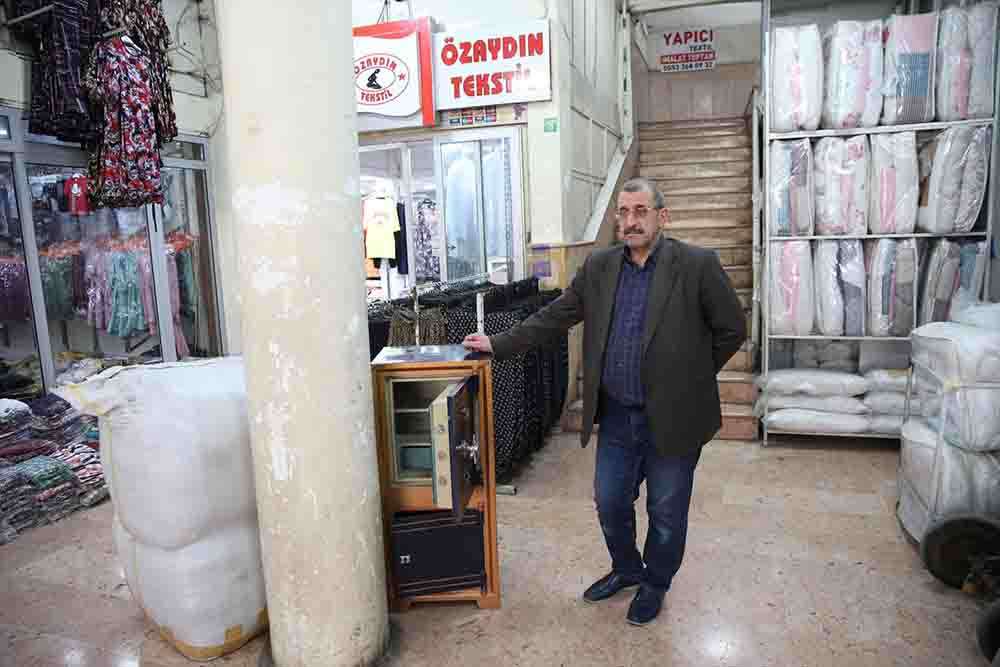 Diyarbakır'da iş hanındaki hırsızlık güvenlik kamerasına yakalandılar. 