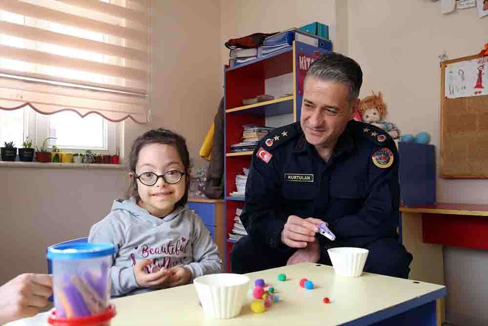 Down sendromlu minik Ece sevgiyle engellerin üstesinden geliyor