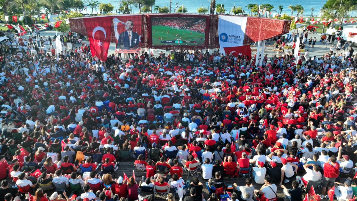 D&uuml;nya Kupası&rsquo;nda İlk Ma&ccedil; Heyecanı: Dev Ekranlar Kuruldu, Meydanlar Kırmızı-Beyaza Boyandı
