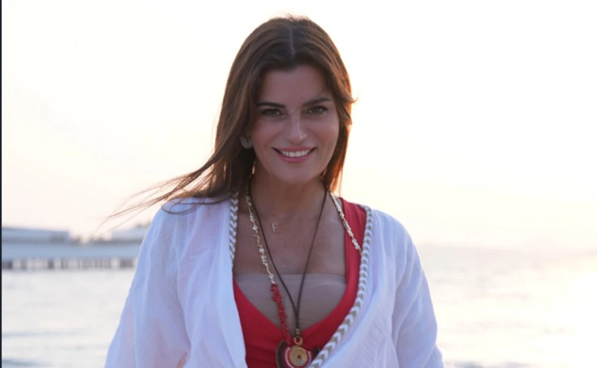 Ece Vahapoğlu, Dubai’de Dolunay Enerjisiyle Yoga Deneyimi Yaşattı