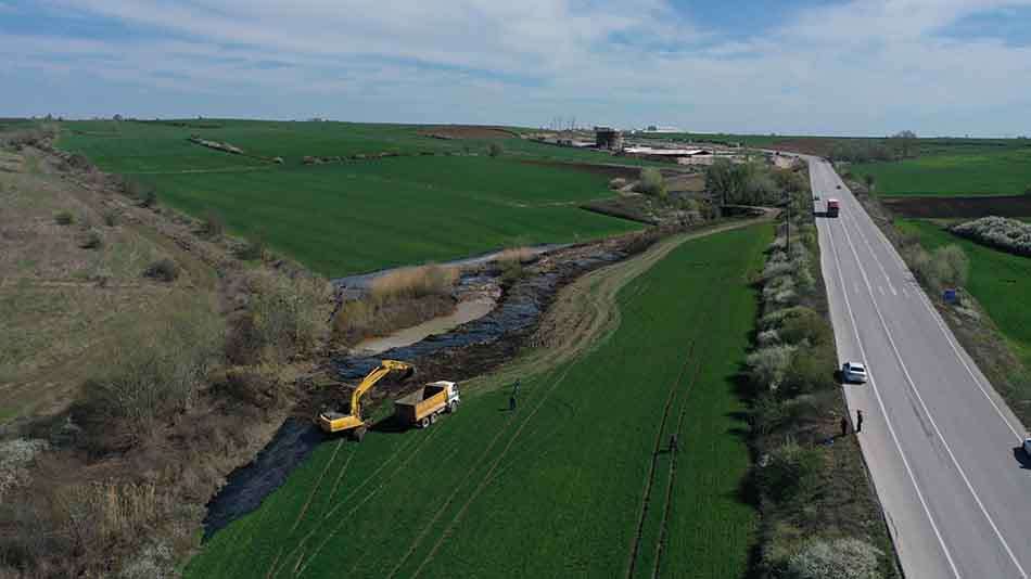 Edirne'de asfalt şantiyesinden tarlalara akan zifti temizleme çalışmaları sürdü