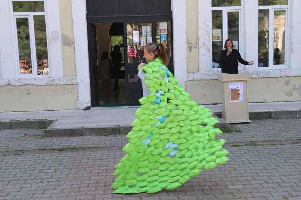 Edirne'de mimarlık öğrencileri kartondan yaptıkları kıyafetleri sergiledi