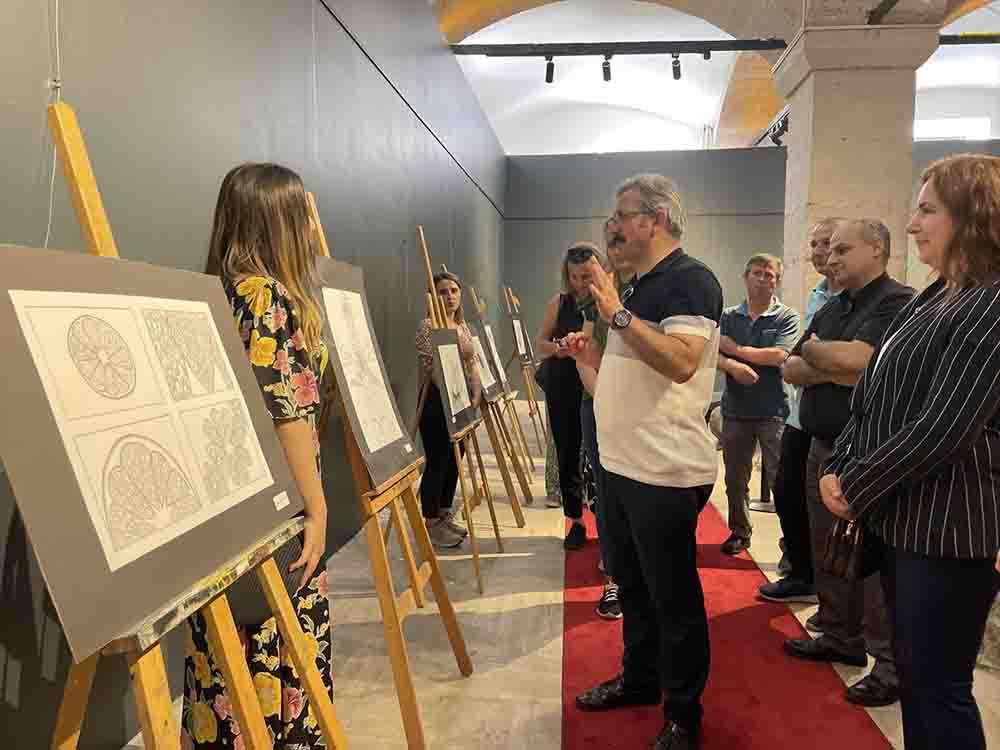 Edirne'de sağlık çalışanlarının kara kalem eserleri sergilendi