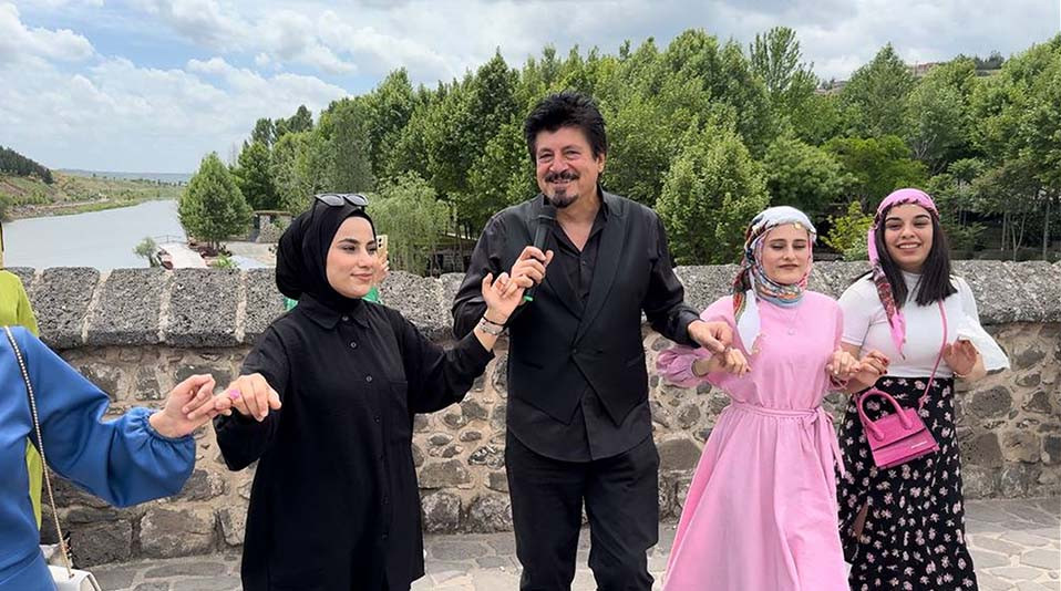 Ekin Akkaş, Memleketi Diyarbakır’da Şarkı Lansmanını Gerçekleştirdi