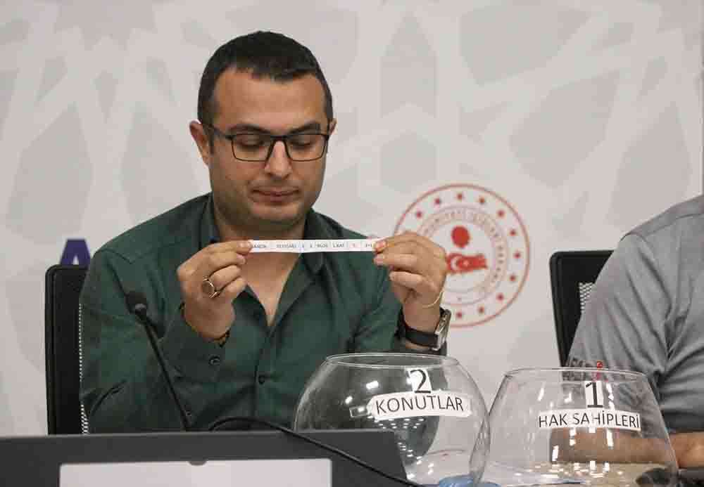 Elazığ'da 105 deprem konutu için kura çekildi