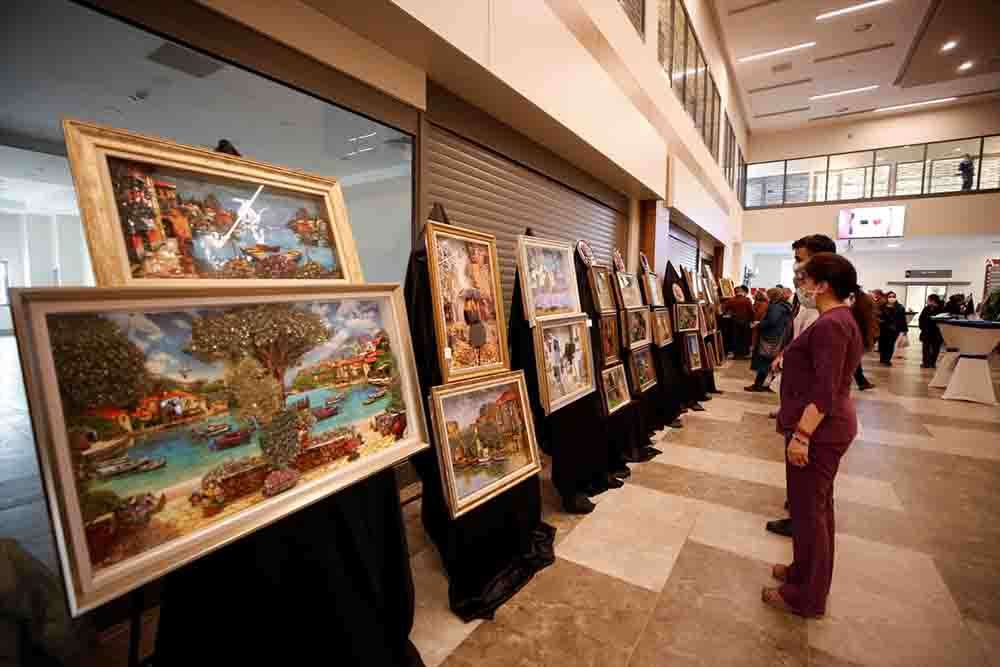 Elazığ'da hastaların yaptığı el işi ürünler görücüye çıktı 