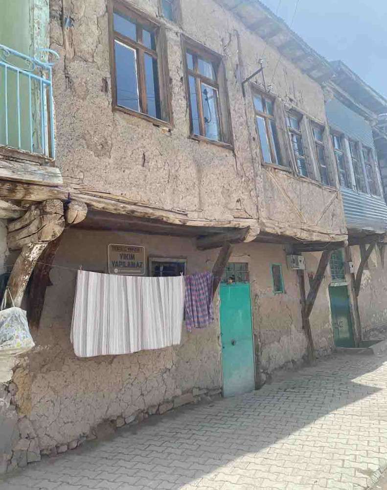 Elazığ’da ‘tarihi eser’ olarak tescillenen evler kaderine terk edildi