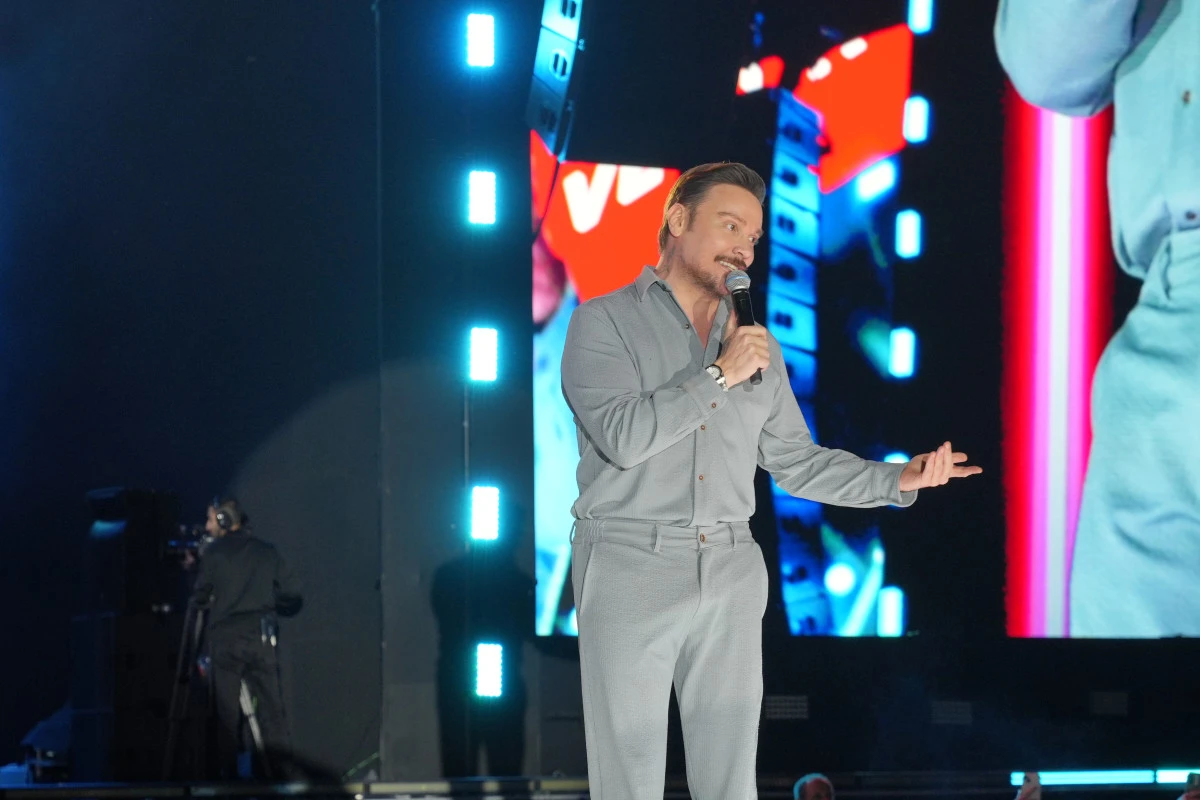 Erzurum K&uuml;lt&uuml;r Yolu Festivali&rsquo;nde Sinan Ak&ccedil;ıl R&uuml;zg&acirc;rı: Miting Alanında Binlerce Kişi Coştu!