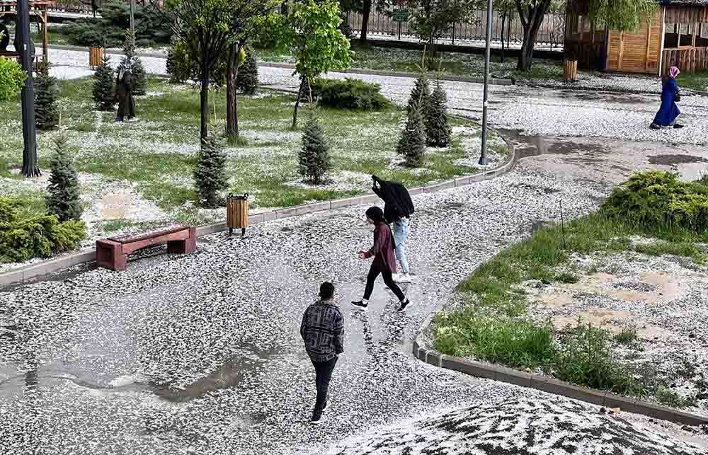Erzurum'da birden yağan dolu vatandaşları şaşırttı 