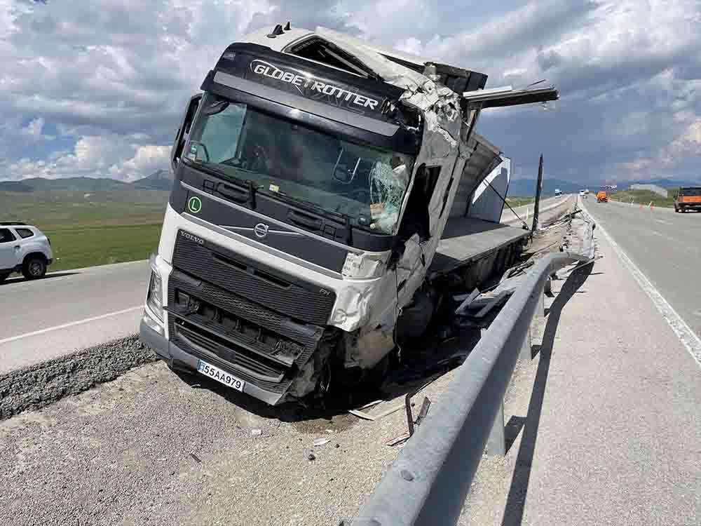 Erzurum'da devrilen cam yüklü tırın sürücüsü yaralandı