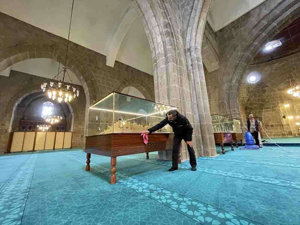 Erzurum'un tarihi camileri ramazana hazırlandı. 