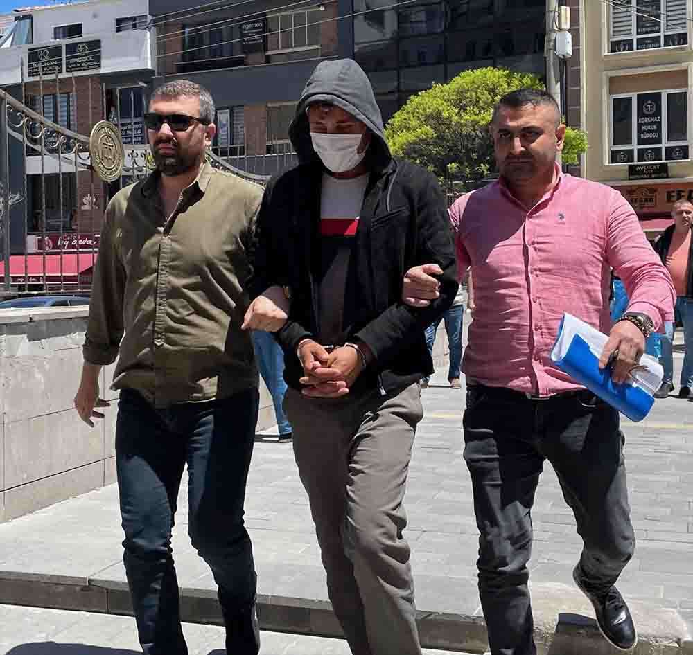 Eskişehir'de öldürülen kadının katil zanlısı oğlu ile eski eşi adliyede