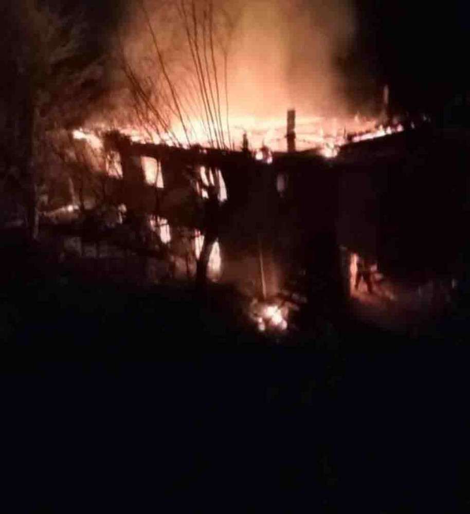 Ev yangınında yaralanan itfaiye grup amirinin annesi yaşamını yitirdi