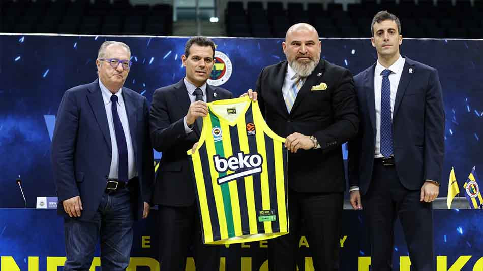 Fenerbahçe Beko'da başantrenörlüğe getirilen Itoudis için imza töreni düzenlendi
