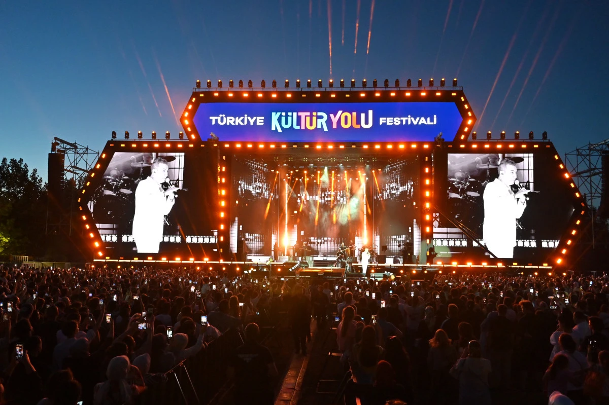 Ferhat G&ouml;&ccedil;er Duygusal ve Coşkulu Performansıyla Alkış Topladı