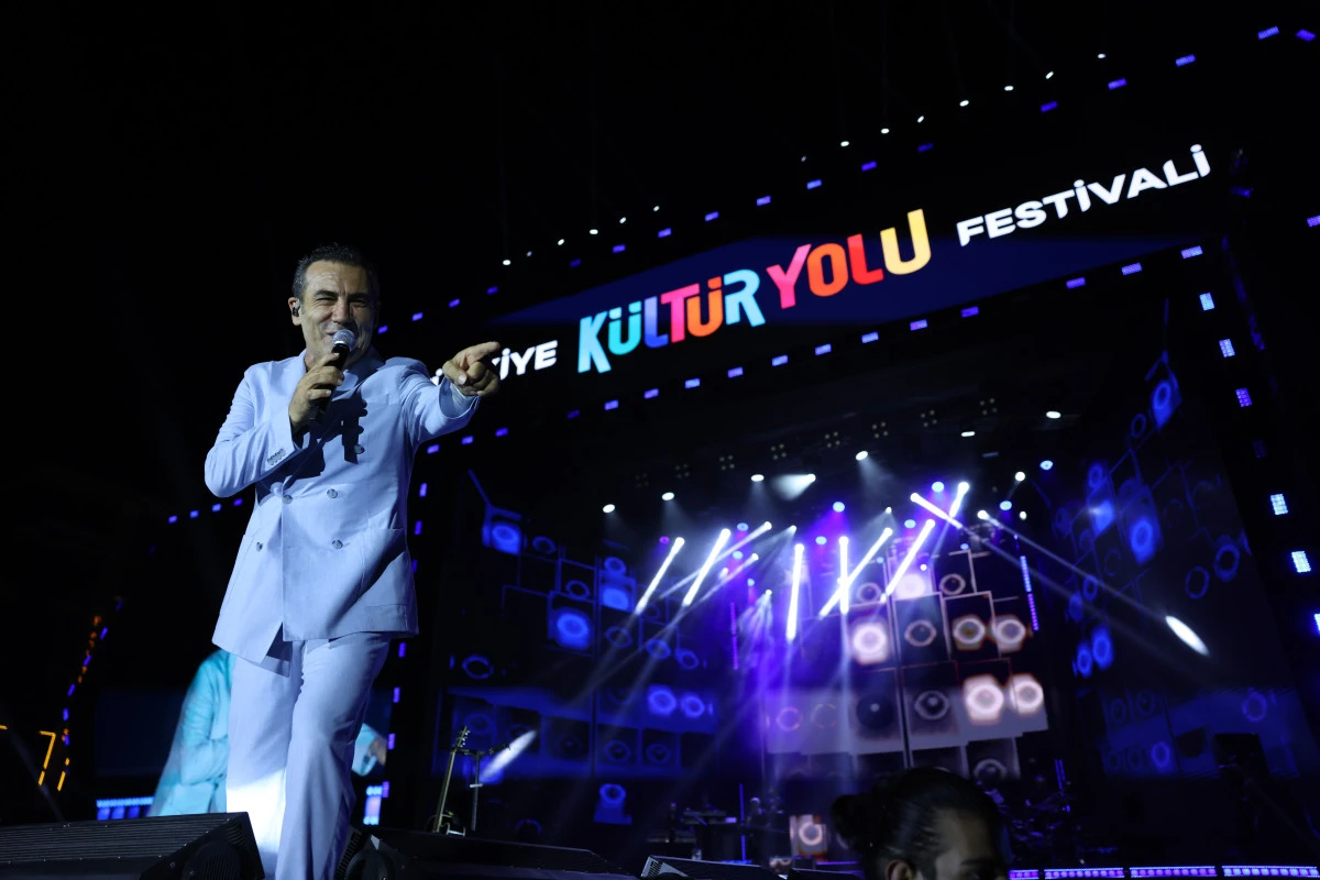 Ferhat G&ouml;&ccedil;er'in Şarkılarıyla Malatya K&uuml;lt&uuml;r Yolu Festivali'ne  Veda Edildi