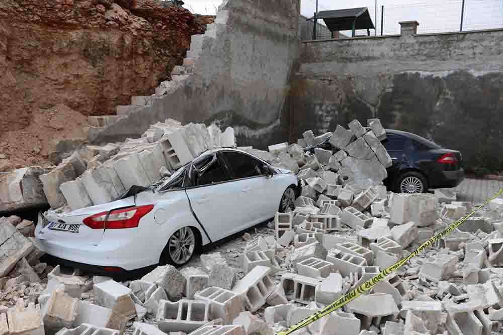Gaziantep  çöken duvarın altında kalan 3 araç hasar gördü 