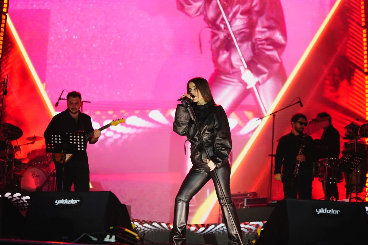 Gaziantep Durağında Unutulmaz Gece: Simge&rsquo;den Enerjik Performans