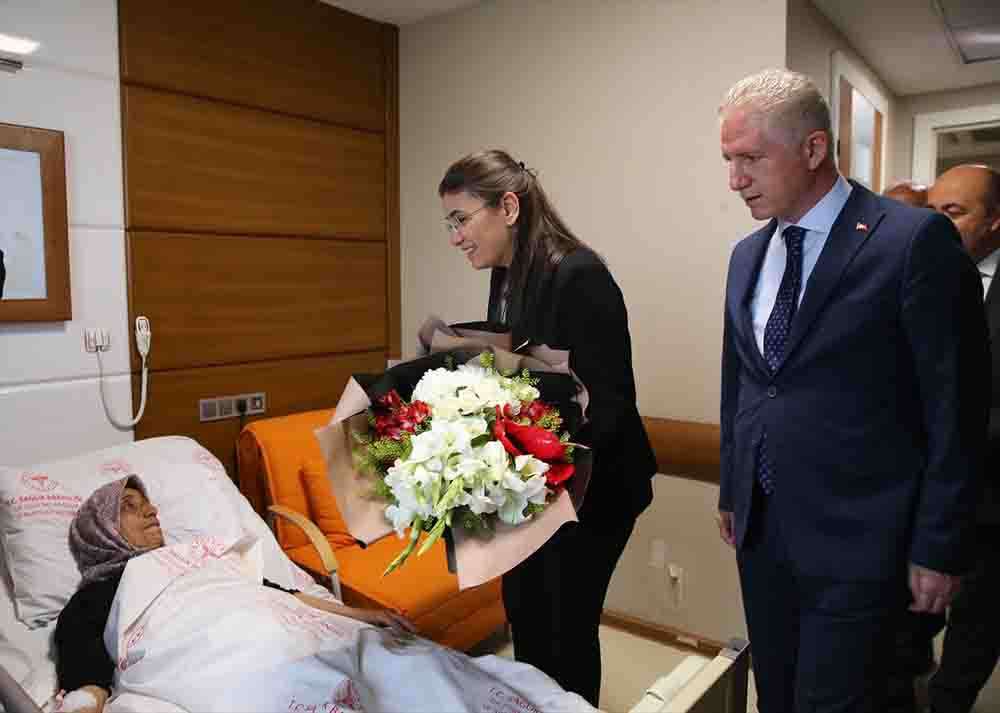 Gaziantep Valisi Gül, darbedilen kadını hastanede ziyaret etti