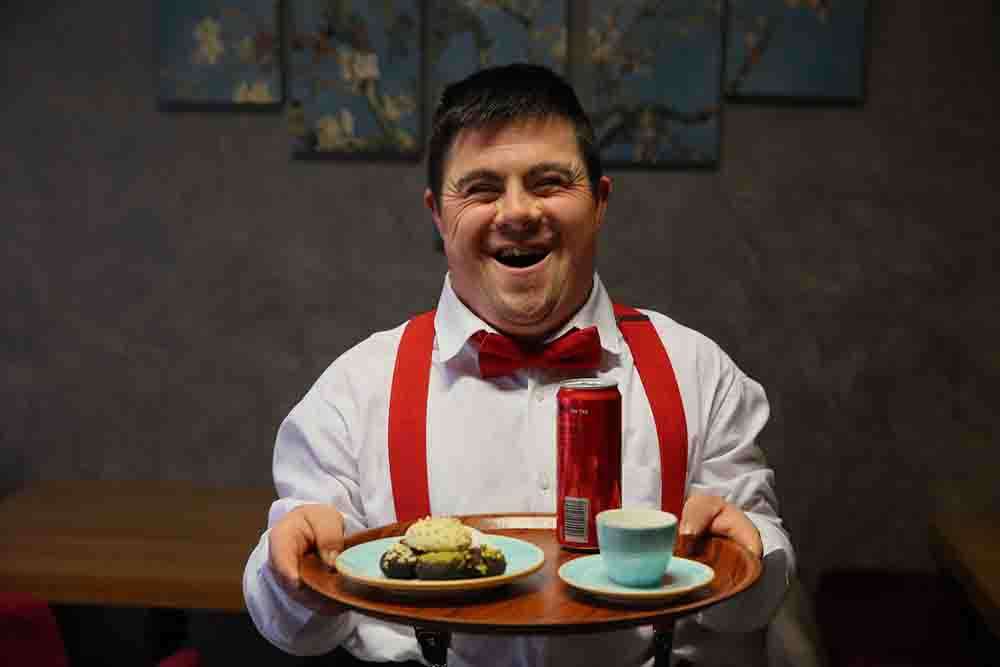  Glütensiz Bir Başka Kafenin  özel garsonu çalışkanlığıyla beğeni topluyor 