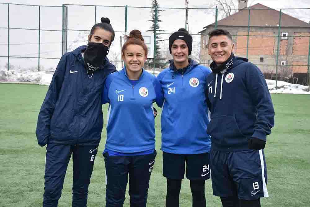 Hakkari nin kadın Messi si futbol tutkusuyla dikkati çekiyor 