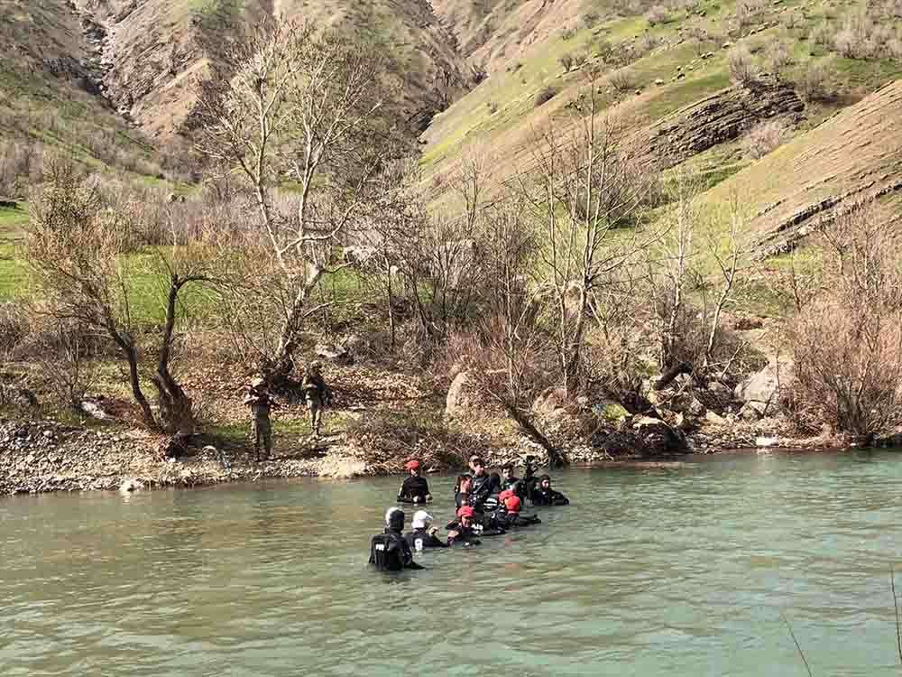Hakkari'de Hacıbey Çayı'na düşen asker için arama çalışmaları devam ediyor. 
